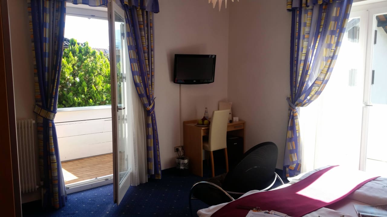 Der TV und zwei Balkone  Schlosshof Charme Style Hotel Resort