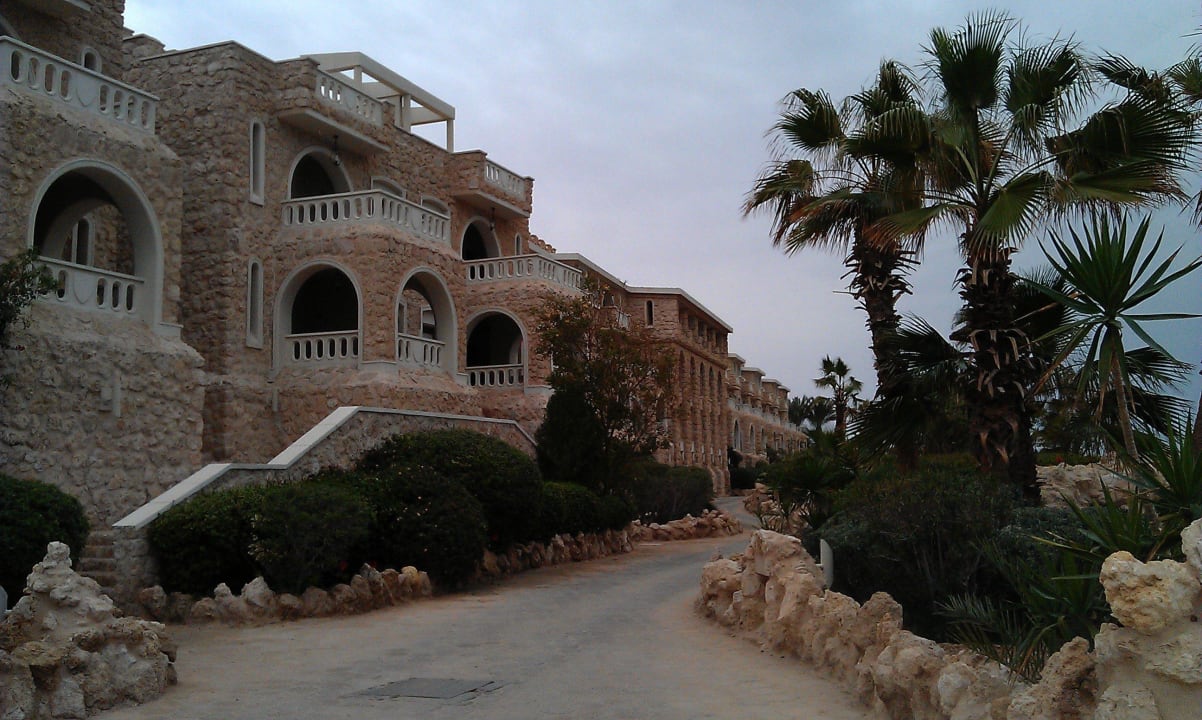 Аллея между корпусами и пляжем Pickalbatros Citadel Resort