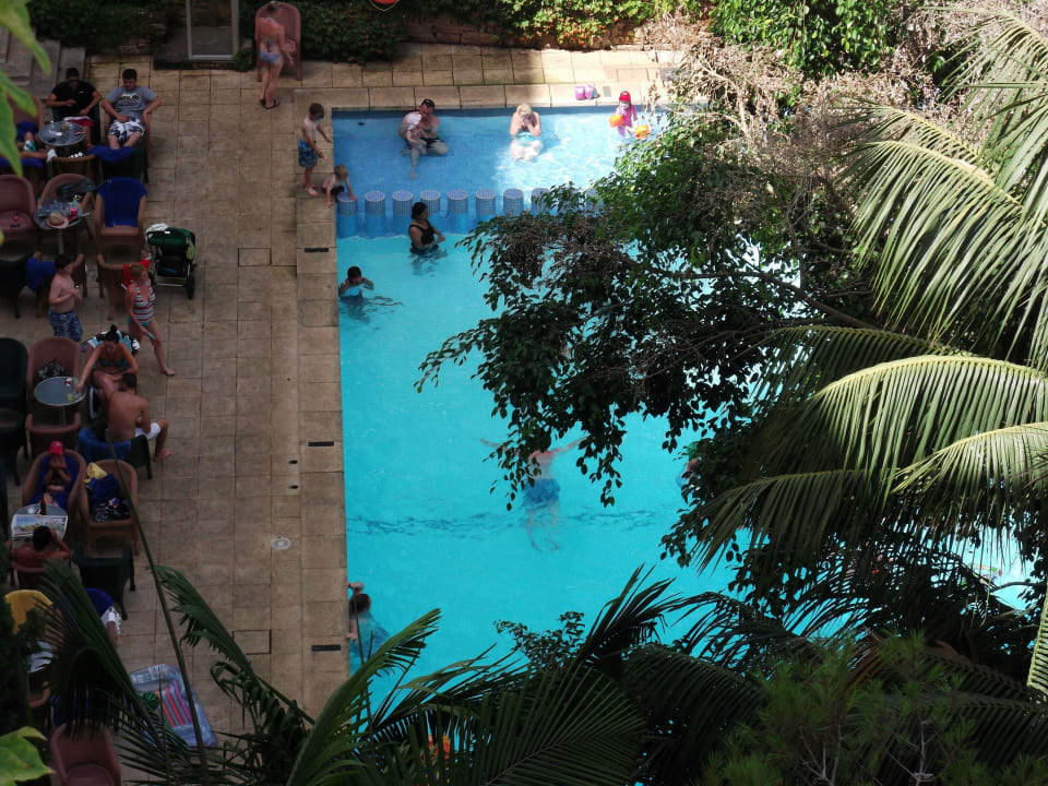 Blick auf die Poolanlage aus dem 6ten Stock Hotel Best Delta