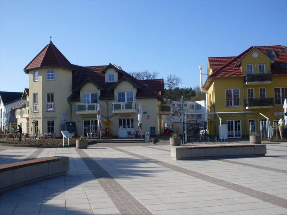 Hotel (links) Hotel Ostseeblick - direkt hinter den Dünen