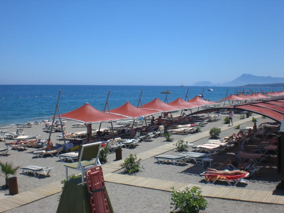 Hotelstrand mit ausreichend Liegen und Schattenplätzen Limak Limra Hotel & Resort