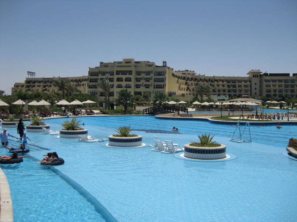 Pool mit Liegen Steigenberger ALDAU Beach Hotel