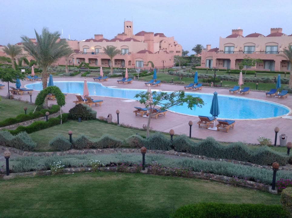 Unser Privatpool in der Abenddämmerung Sentido Akassia Beach