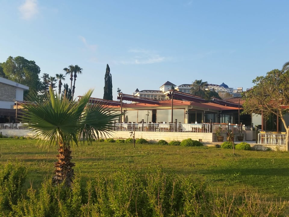 Die Restaurantterrasse von der Promenade aus Hotel Sirma