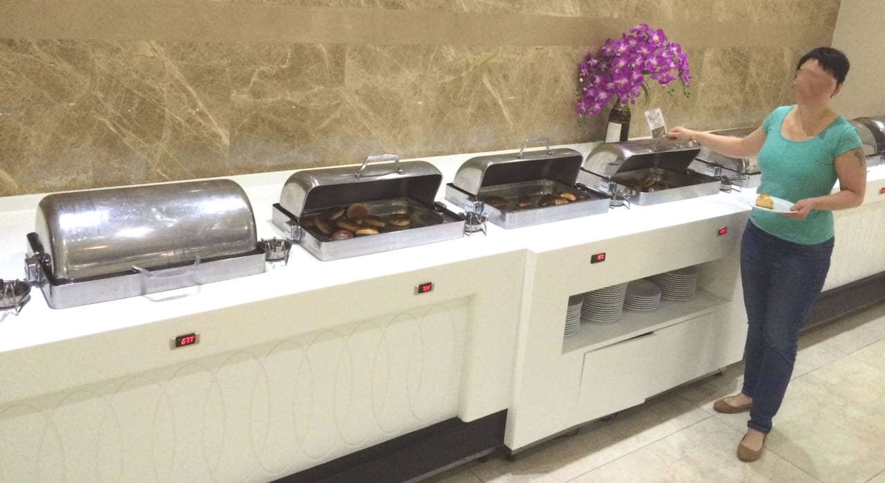 Frühstück: Viele verschiedene heisse Backwaren Hane Family Resort