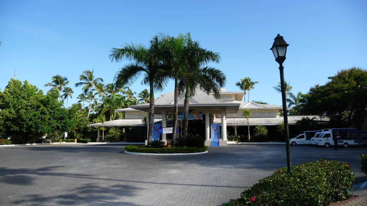 Blick auf den Rezeptionsbau Bahia Principe Grand El Portillo