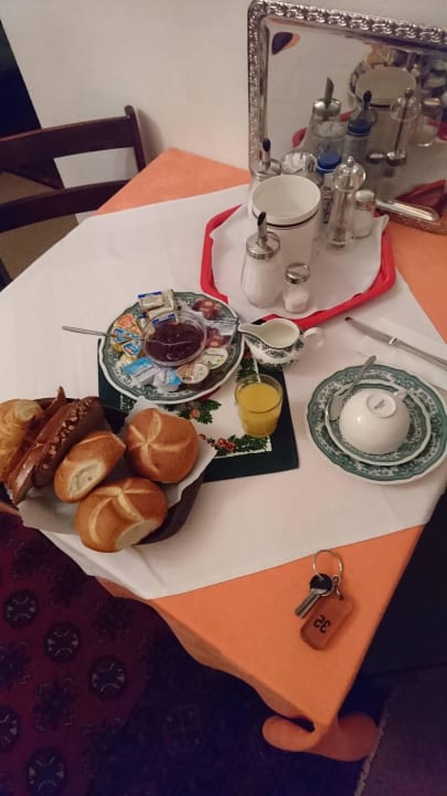 Fertiges Frühstück auf dem Tisch Hotel Corona