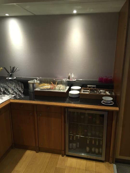 Lecker Snacks in der Lounge Crowne Plaza ® Hamburg - City Alster