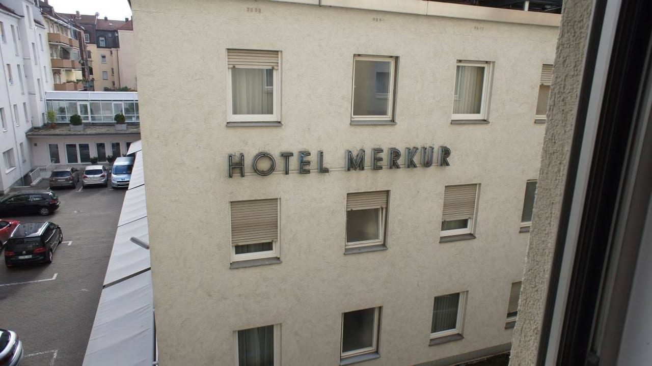 Innenhof Parkplatz Ringhotel Loew's Merkur