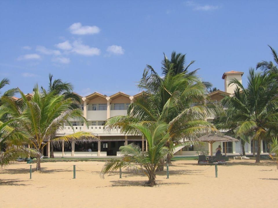 Blick vom Strand zum Hotel Goldi Sands Hotel