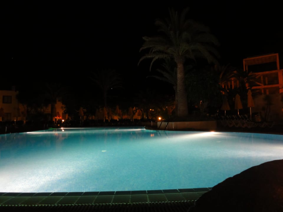 Abendlich beleuchtete Pools Alua Suites Fuerteventura