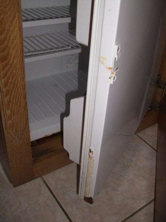 Minibar? Lieber nur Verpacktes reinstellen. Vantaris Palace