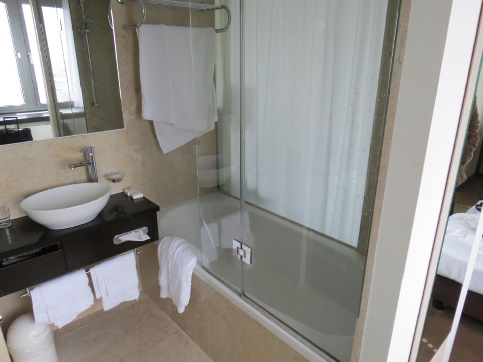 Bad im Panorama-Zimmer Park Inn by Radisson Berlin Alexanderplatz