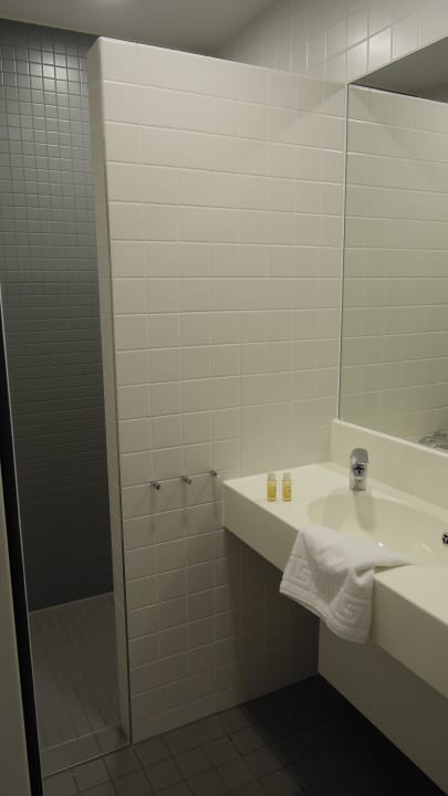 Blick auf das Waschbecken und Dusche Jugendherberge Düsseldorf