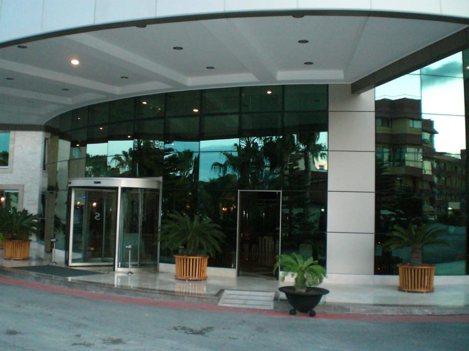 Eingang zum Hotel Saphir Resort & Spa