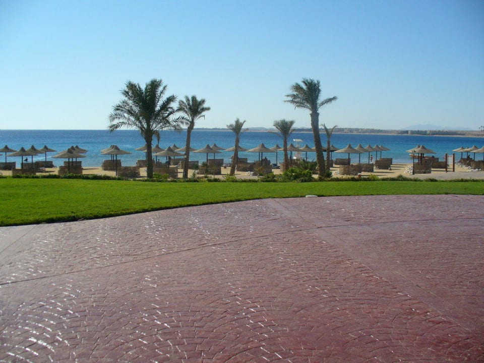 Ausblick vom Pool zum Strand Old Palace Resort Sahl Hasheesh