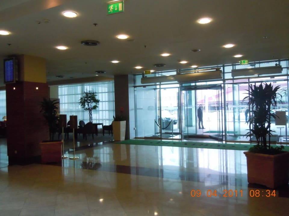 Eingangsbereich Hotel Courtyard by Marriott Warsaw Airport