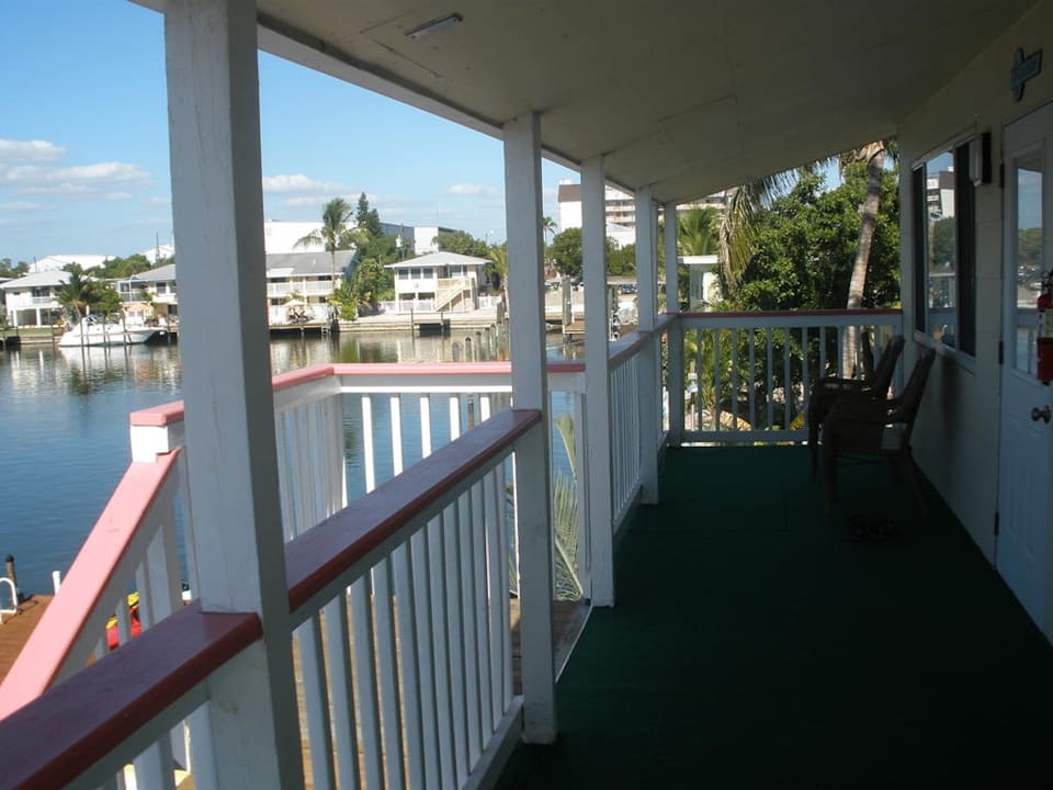 Blick von der Veranda auf die Lagune The Holiday Court Villas and Suites