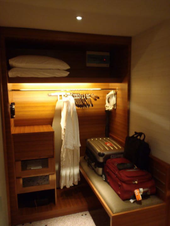 Walk in closet in der Executive Suite Radisson Blu Cebu