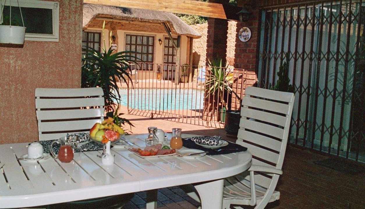 Hintere Terrasse mit Pool B&B Willy's Chateau