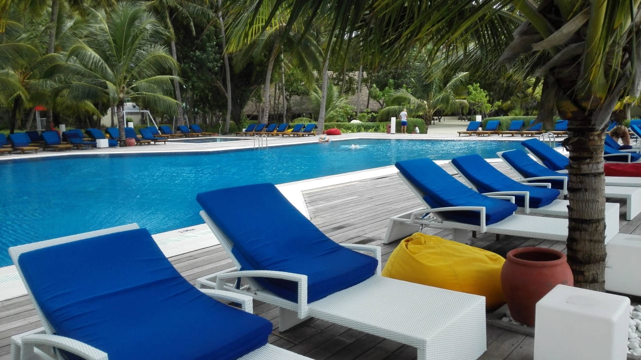 Poolanlage im Westen Meeru Maldives Resort Island