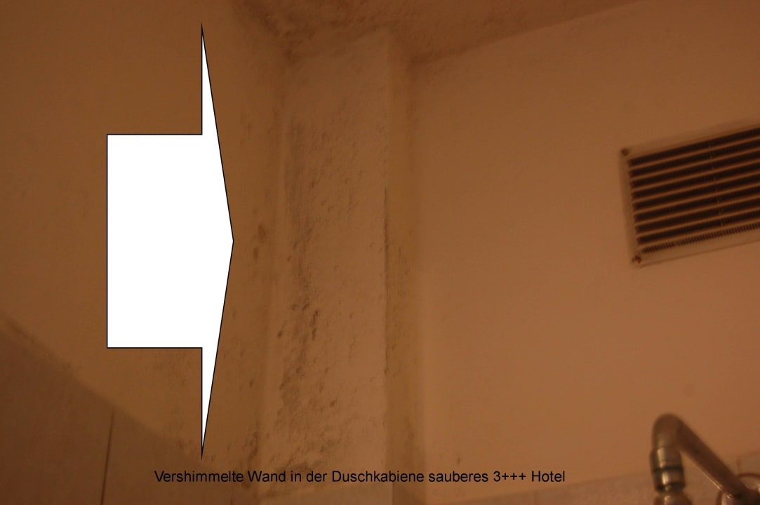 Verschimmelte Wand in der Duschkabiene Hotel Petrarca