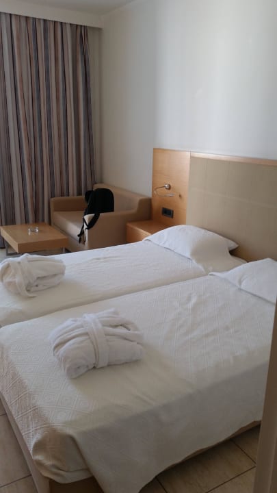 Bett Caravia Beach Hotel