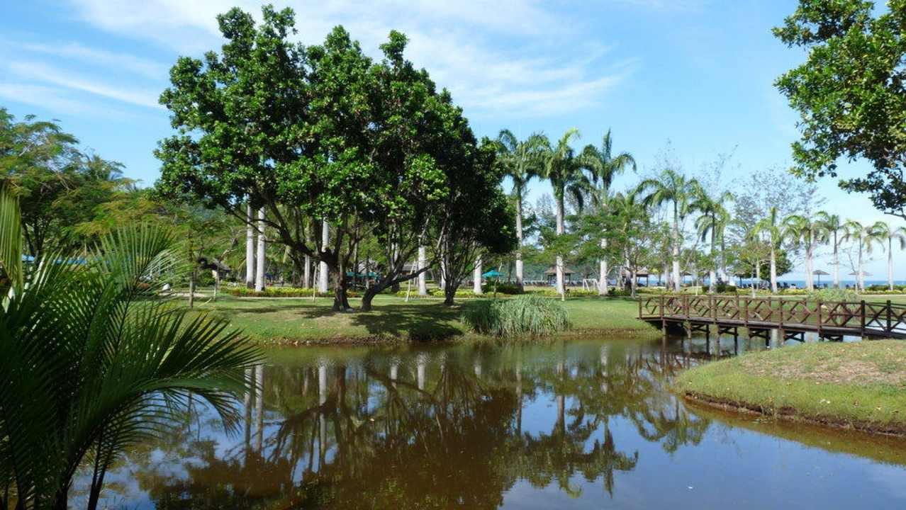 Teich im Garten Hotel Nexus Resort Karambunai