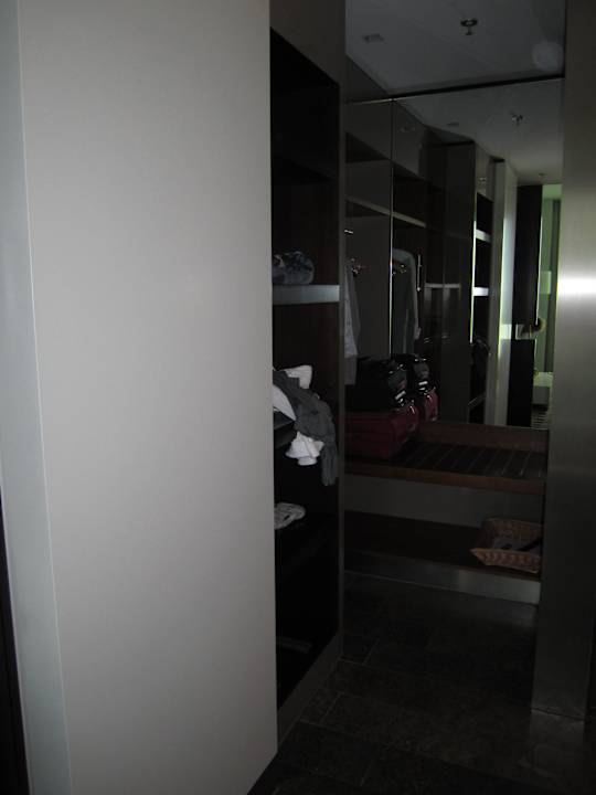 Bereich für Bekleidung, Koffer und Safe InterContinental Berlin