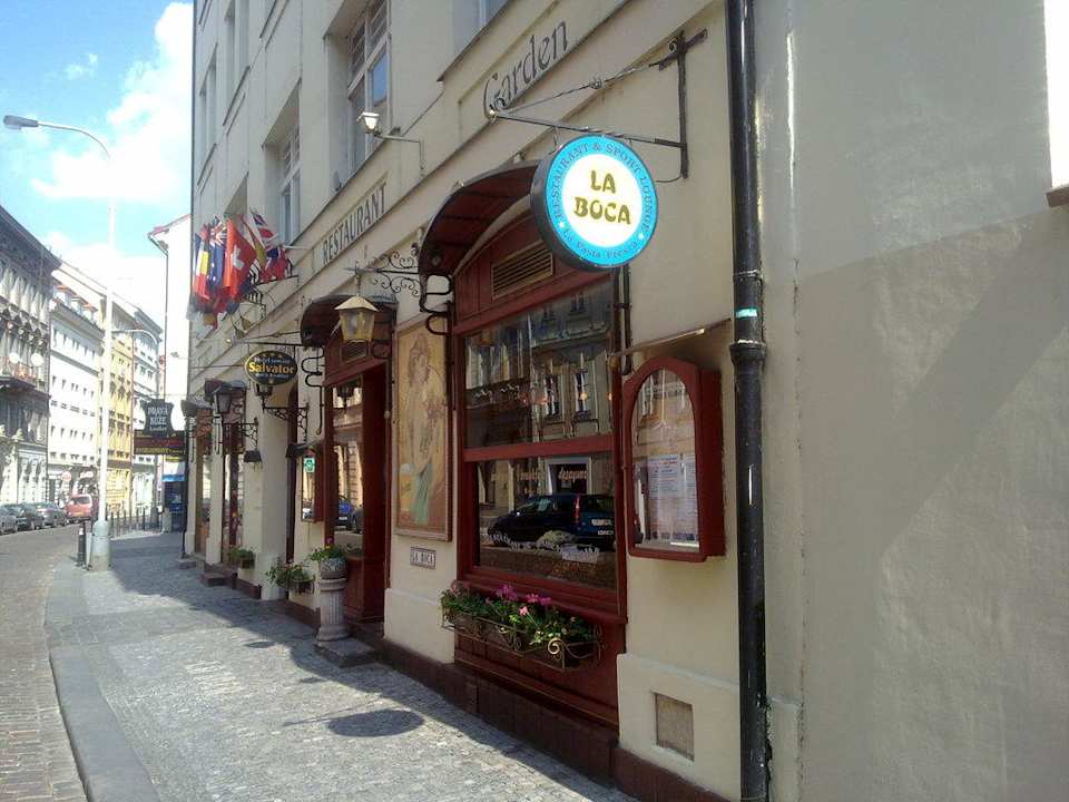 Ресторан отеля с улицы Hotel Salvador