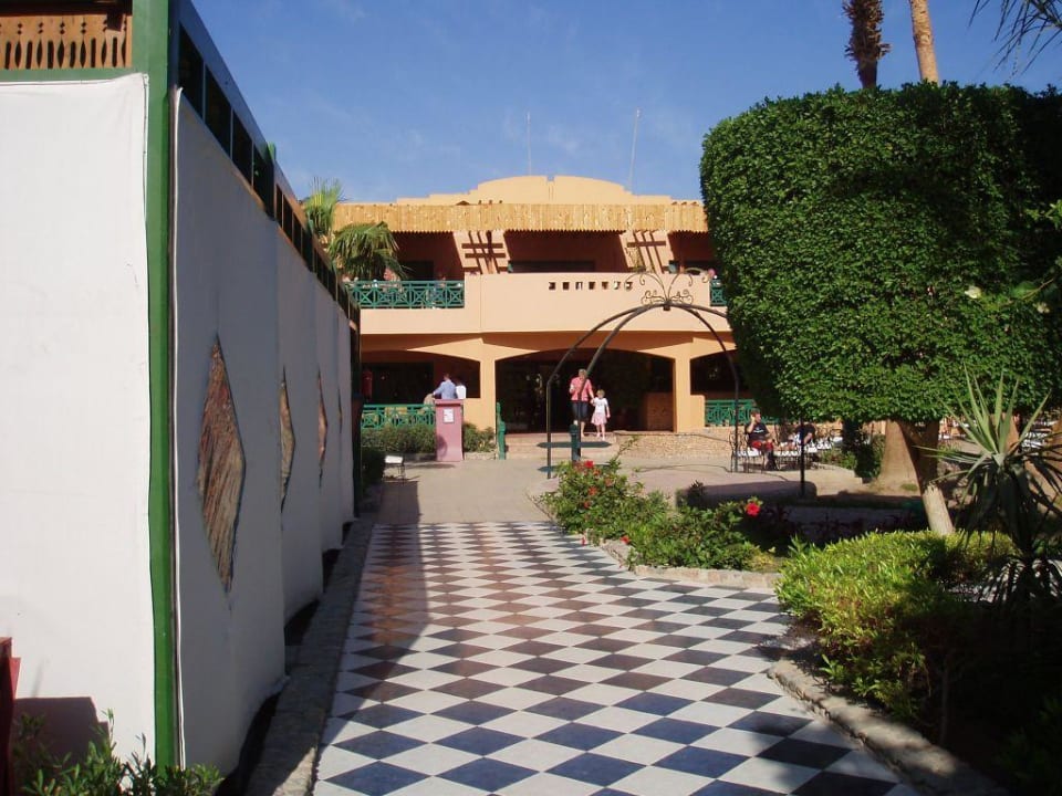 im Hitergrund das Hauptgebäude Giftun Azur Resort