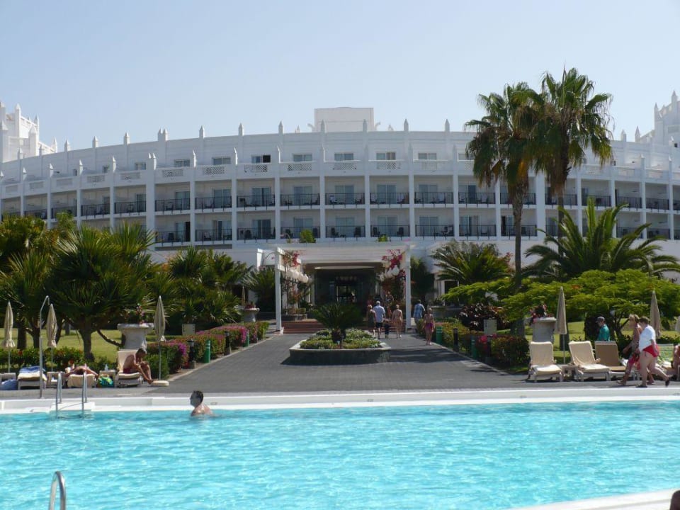 Haupthaus mit großem Pool Hotel Riu Palace Meloneras