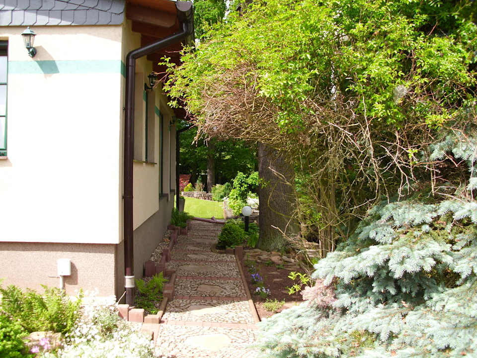 Weg zur Terrasse Ferienhaus Tante Hertha