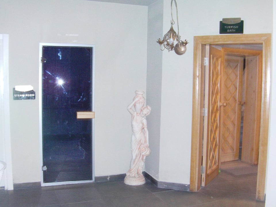 Vor den Saunen  Palm World Side Resort & Spa