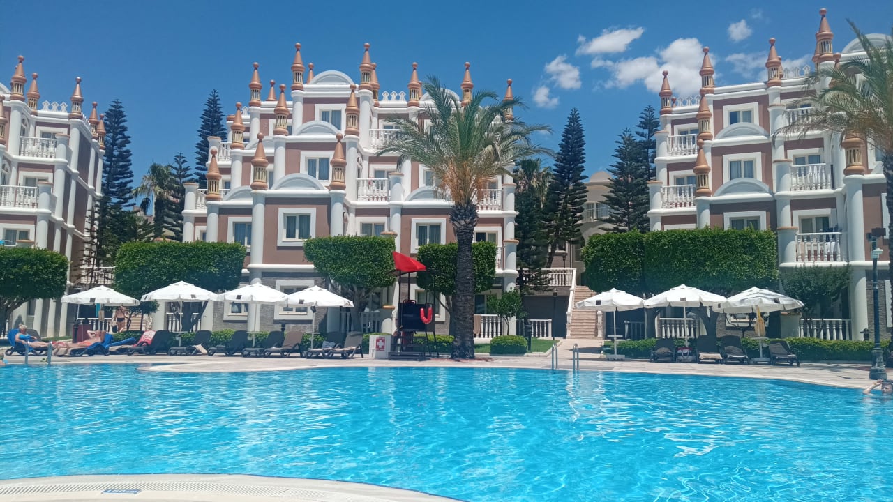 Pool Kamelya Aishen Club