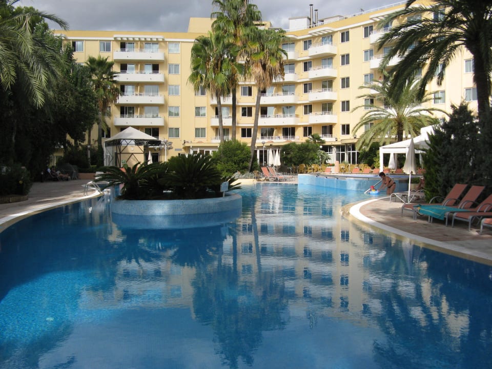 Pool mit Sicht auf Hotel Aparthotel Ivory Playa