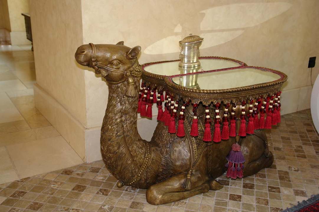 Hotelflur mit arabischen Stilelementen Arabian Court at One&Only Royal Mirage