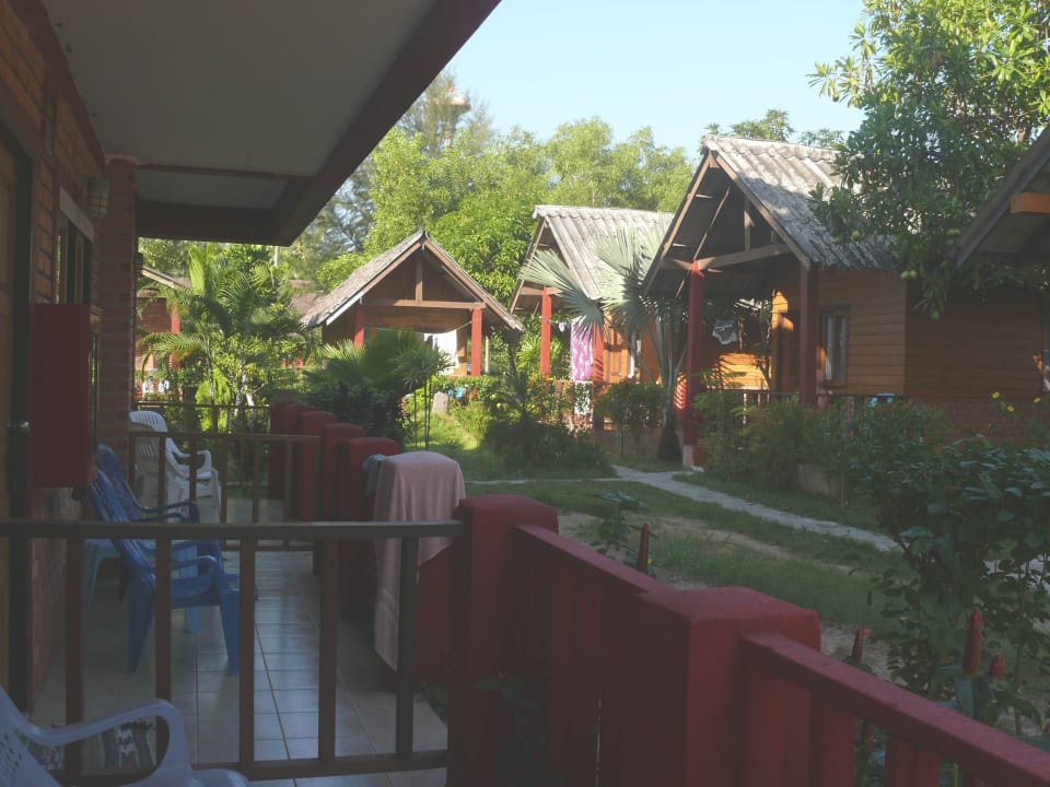 Blick von der Terrasse der Zimmer in die Anlage Hotel Amsterdam Resort