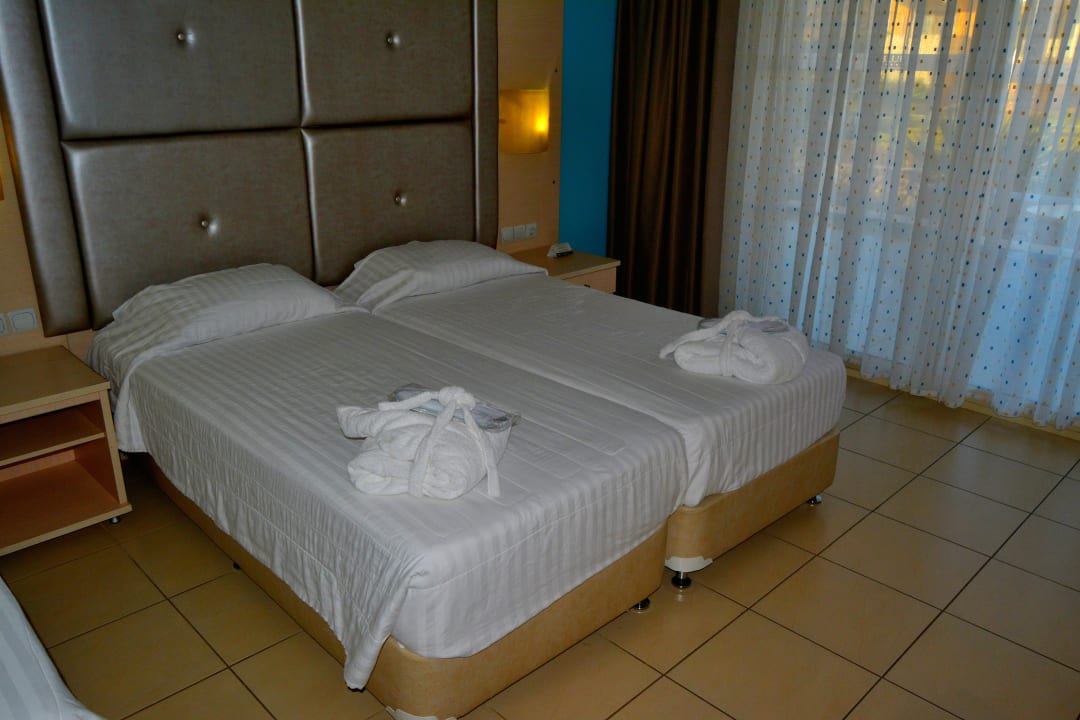 Zimmer Grand Blue Beach Hotel