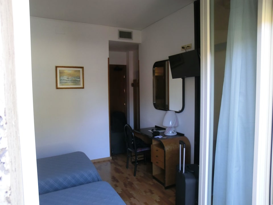 Schreibtisch und TV Hotel Imperial