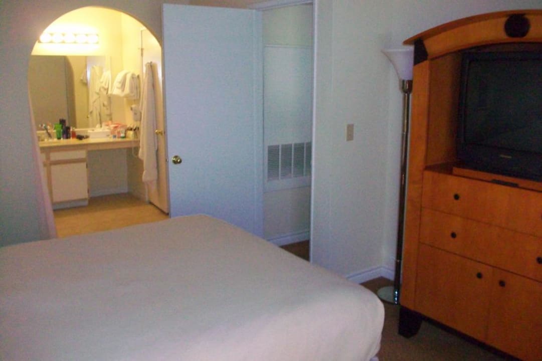 Schlafzimmer mit Sicht zum Bad und WC Holiday Inn Club Vacations Las Vegas at Desert Club Resort