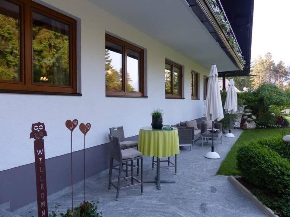 Sitzgruppe am Eingang Haus Madlein