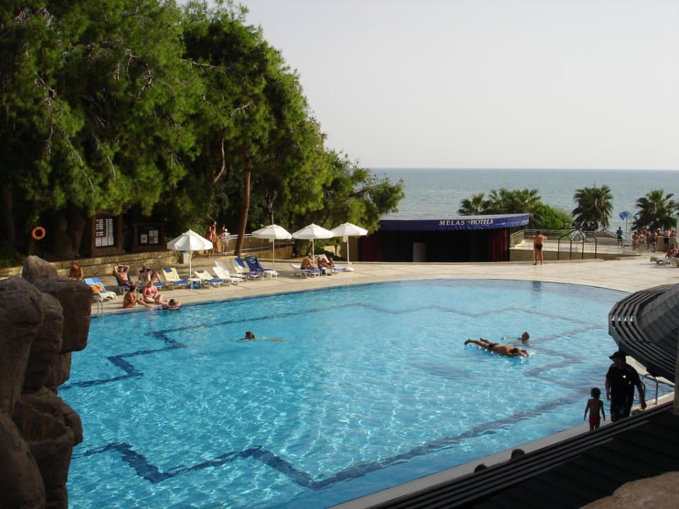 Der untere und größere Pool mit soft Animation Melas Holiday Village