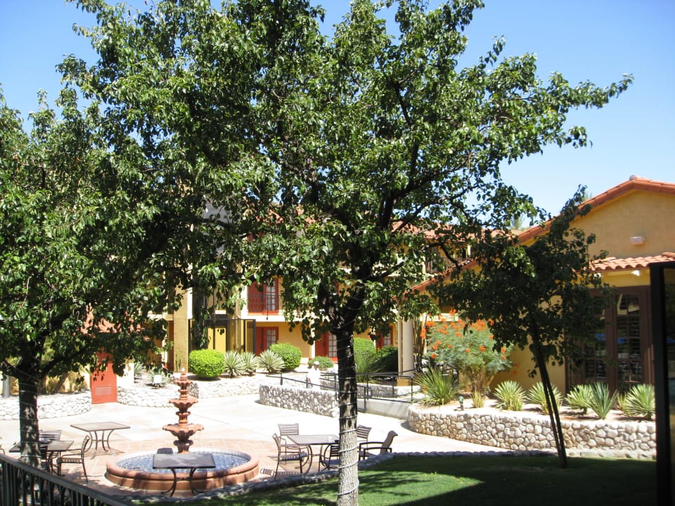 Przejście z naszego pokoju do restauracji Hotel Embassy Suites Palm Desert