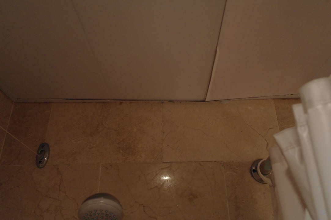 Kaputte Decke im Bad Grand Paradise Playa Dorada