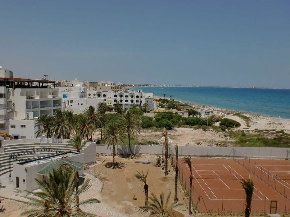Sicht auf Amphitheater und Tennisplatz Iberostar Selection Royal El Mansour