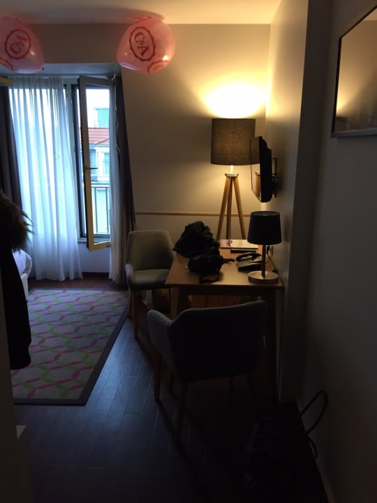 Schreibtisch und TV Citadines Kurfürstendamm Berlin