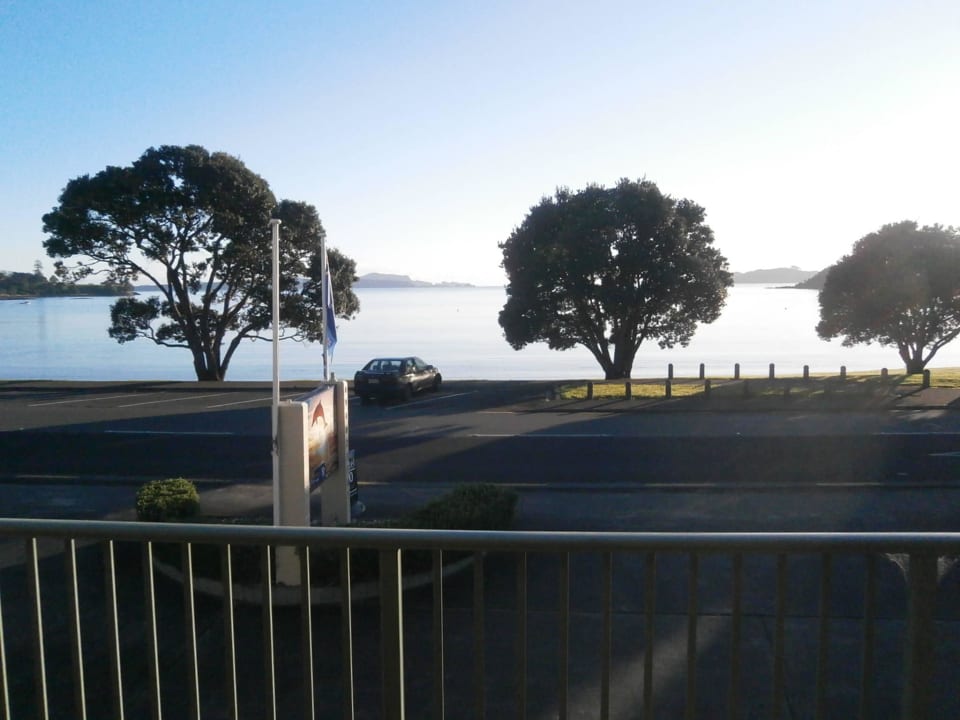 Balkon vom ersten Stock Bay Sands Motel