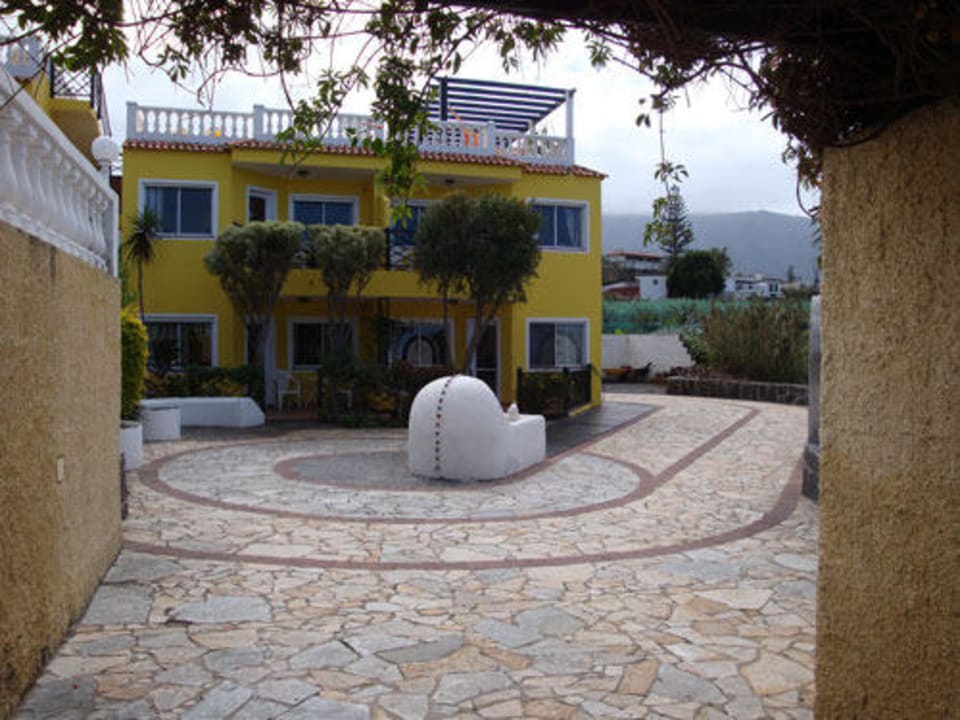 Blick auf Hof und Brunnen und Appartementhaus Villa Rosalva