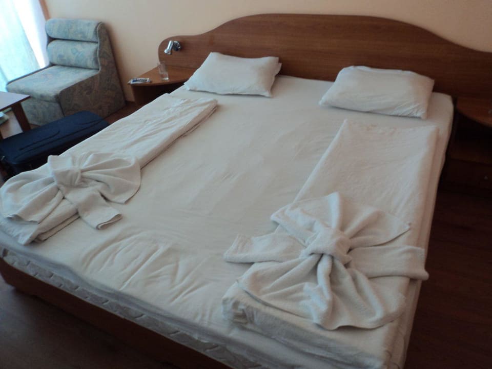 Bett mit schönen Handtuchblumen Flamingo Beach Hotel